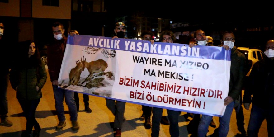 İspanyol avcı grubunun Dersim’i terk etmesi için gösteri düzenlendi, polis  engelledi!