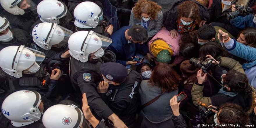 Toplantı ve gösteri hakkı: "Fiili yasak var"