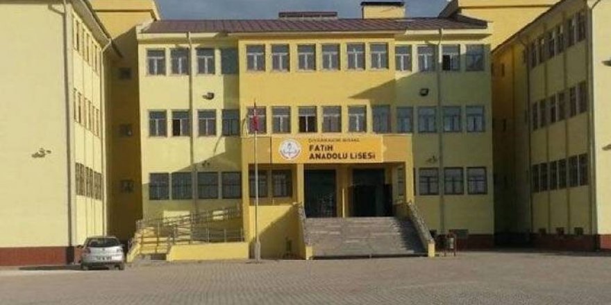 Lisede 16 yaşındaki çocuk silahla başından vurulmuş olarak bulundu