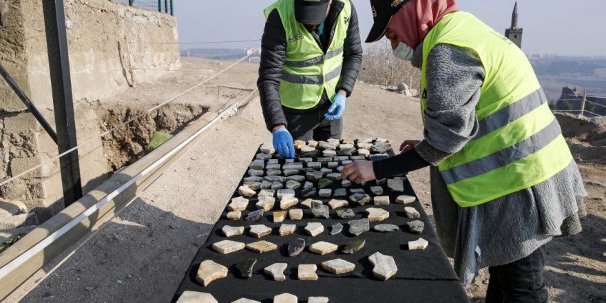 Amida Höyük’te 800 yıllık mermer süslemeler bulundu