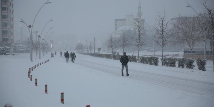 Diyarbakır'da yollar kapandı, yurttaşlar yürüyerek işe gitti
