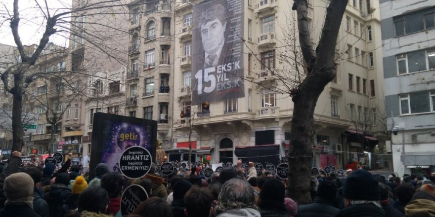 Öldürülüşünün 15. yılında arkadaşları Hrant Dink için Agos önündeydi