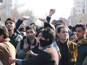 Video/ İran prostestoları:Mollalar Allah gibi davranıyor!
