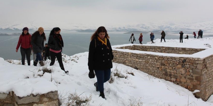 Dersim: Tarihi kaleye 30 yıl sonra ilk kez yürüyerek gidildi