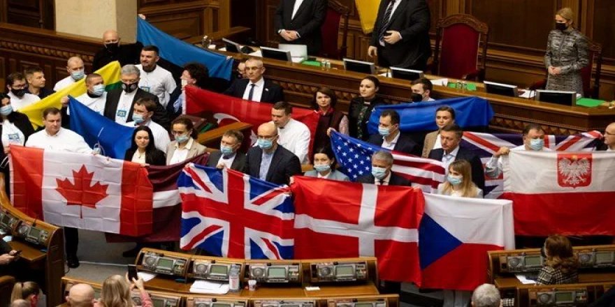 Rusya’ya karşı Ukrayna’ya yardım eden ülkelerin bayrakları Ukrayna Parlamentosu’nda açıldı