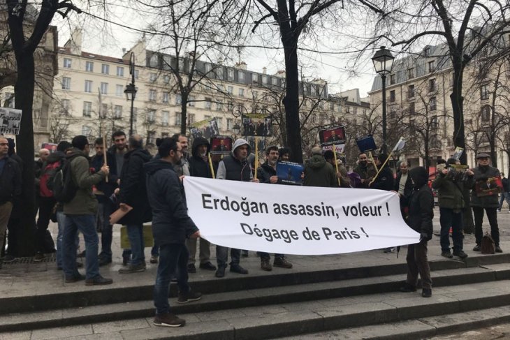 Erdoğan-Macron görüşmesi protestolarla başladı