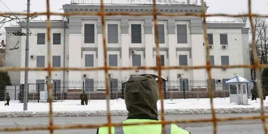 RIA Novosti: Rus diplomatlar Ukrayna'dan ayrılmaya başladı