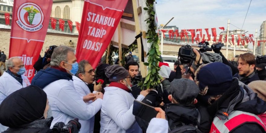 Sağlık emekçileri g(ö)revde: Oyalama değil hakkımızı istiyoruz