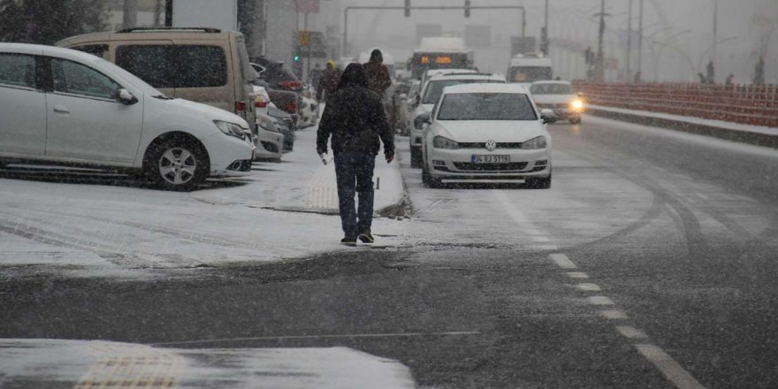 Diyarbakır güne kar yağışı ile başladı