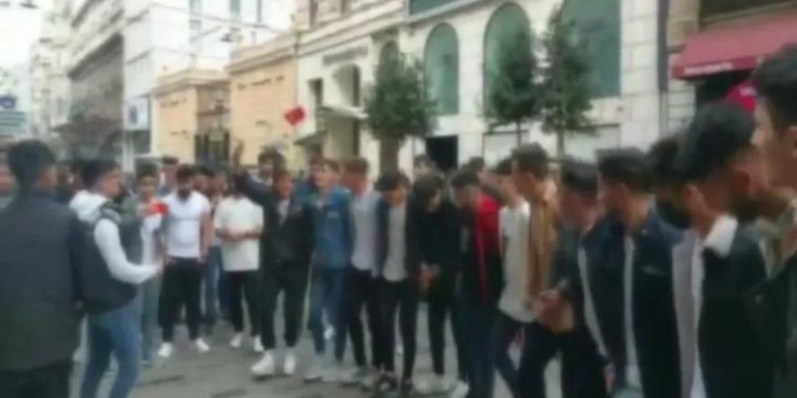 İstiklal Caddesi'nde Kürtçe şarkı gözaltıları