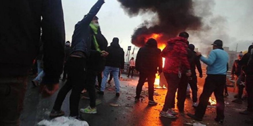 İran’da ekonomik kriz protestoları çatışmaya dönüştü