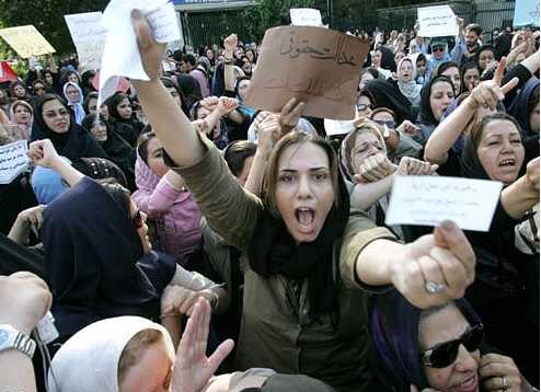 İranlı kadınlardan 'Beyaz Çarşamba' hareketi: Ne giyeceğimize biz karar veririz!