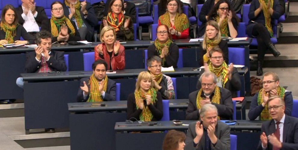 Alman Sol Partili kadın vekillerden Efrin'e poşulu destek