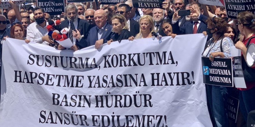 Gazeteciler ‘dezenformasyon yasasına’ karşı sokakta: Kahrolsun sansür