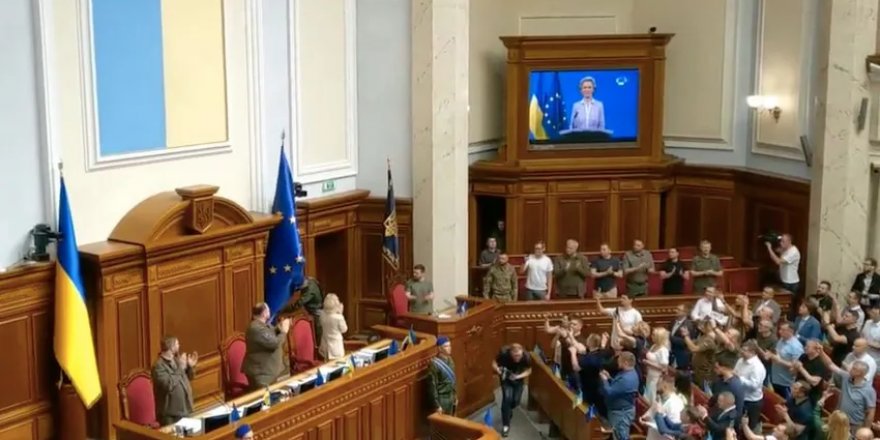Ukrayna parlamentosunda AB bayrağı