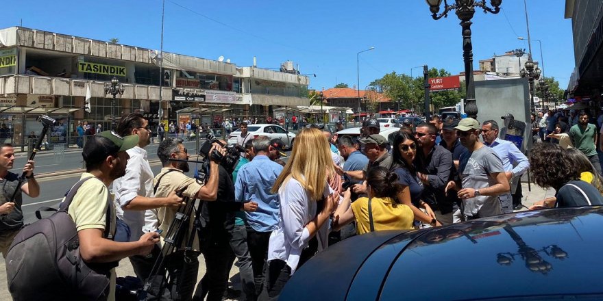 Gazetecilerin tutuklanmasını protesto eden gazeteciler gözaltına alındı