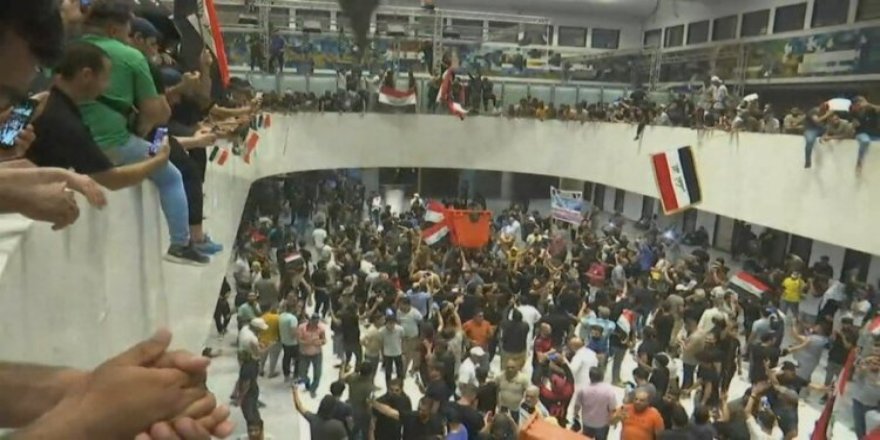 Irak’ta protestocular parlamento binasını bastı