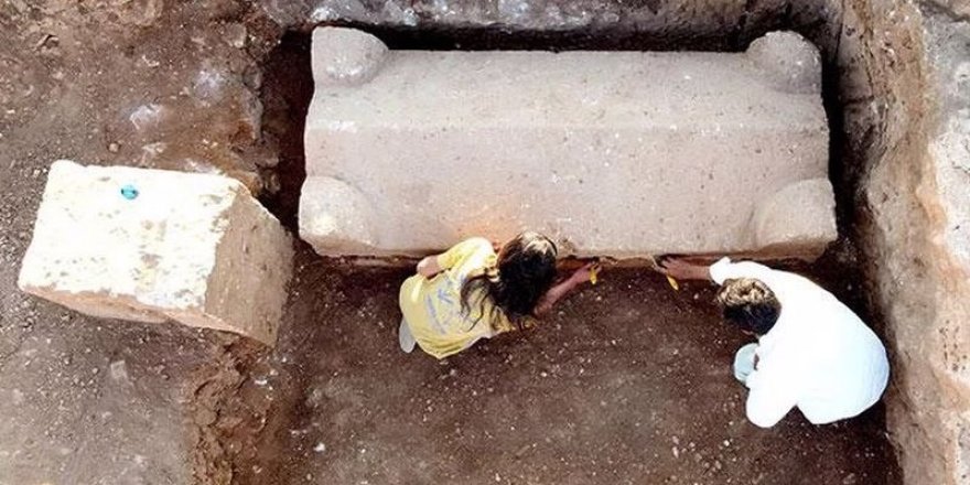 Adıyaman'da içinde 4 iskeletin olduğu 1800 yıllık mezar bulundu