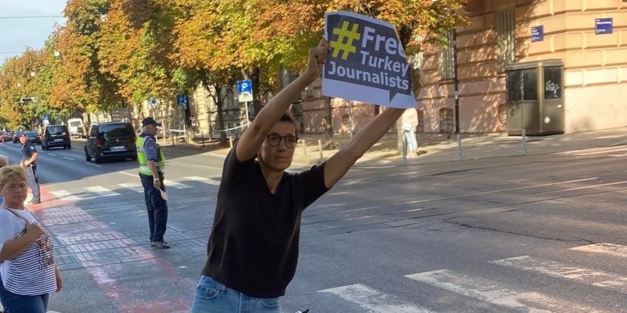 Erdoğan'a Zagreb'de karşılama: "Türkiyeli Gazetecilere Özgürlük"