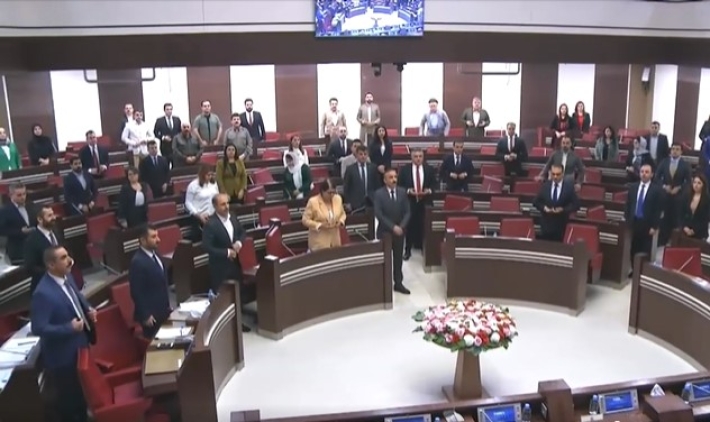 Kürdistan Parlamentosu’nda Jina Emini’i için saygı duruşu