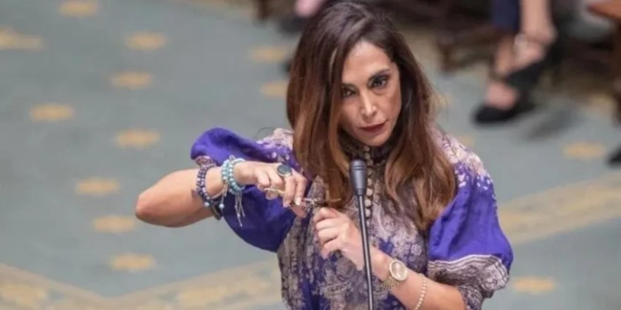 Belçika Dışişleri Bakanı Lahbib, İranlı kadınlara destek için saçlarını kesti