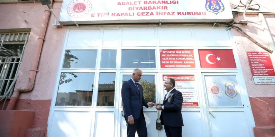 Bozdağ Diyarbakır Cezaevi anahtarını Kültür ve Turizm Bakanı Ersoy'a verdi