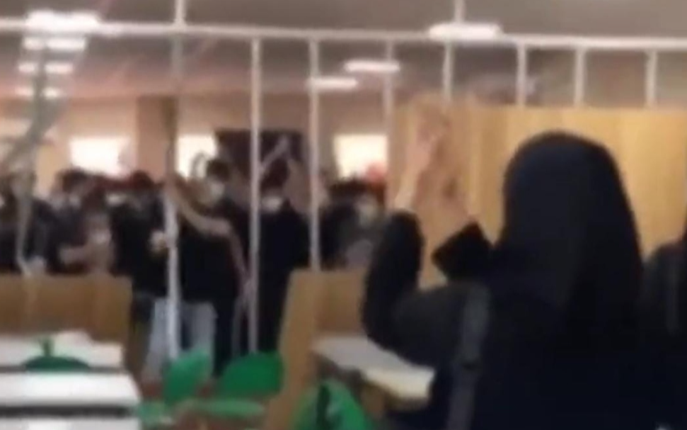 İran’da kadın ve erkekleri ayıran yemekhane duvarı yıkıldı