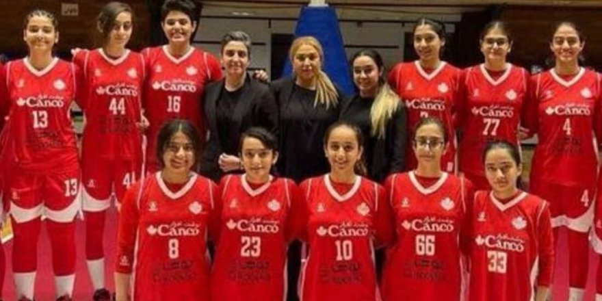 İranlı kadın basketbol takımı Canco Canada başörtüsüz poz verdi