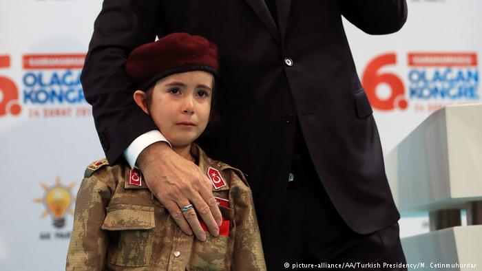 Erdoğan'ın ağlayan çocuğu tesellisine tepki