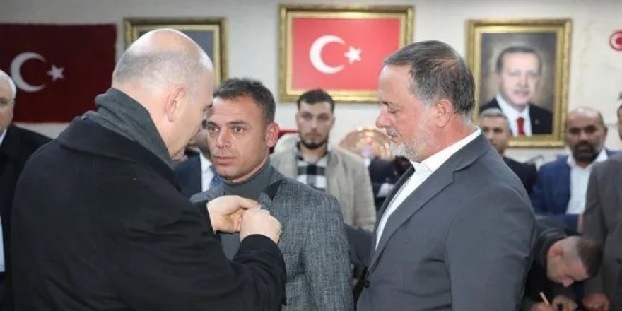HDP ihraç etti MHP'ye katıldı, MHP ihraç etti AK Parti'ye katıldı: Rozetini Süleyman Soylu taktı