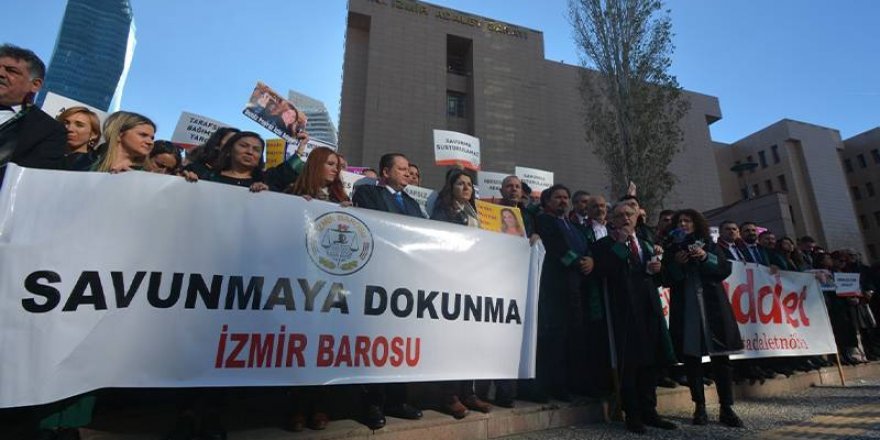 Baro başkanlarından Deniz Poyraz davası için İzmir'de adalet nöbeti