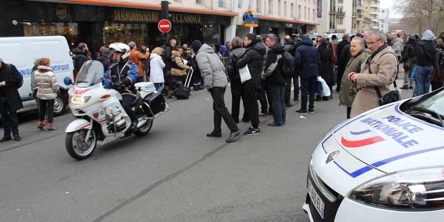 İran'dan Fransa'ya Charlie Hebdo tepkisi: Sınırı aşmayın