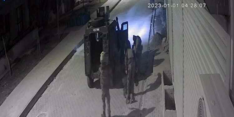 Yöresel kıyafet giyen biri çocuk 2 kişiye polis şiddeti