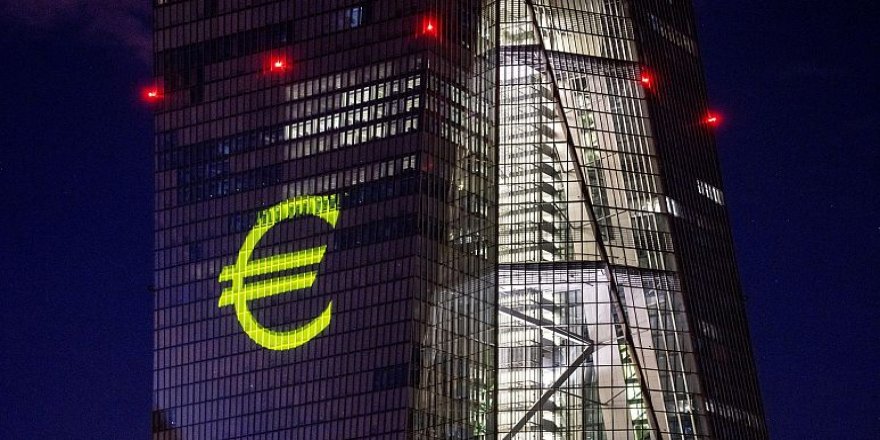 Euro Bölgesi yıllık enflasyonu tek haneye geriledi