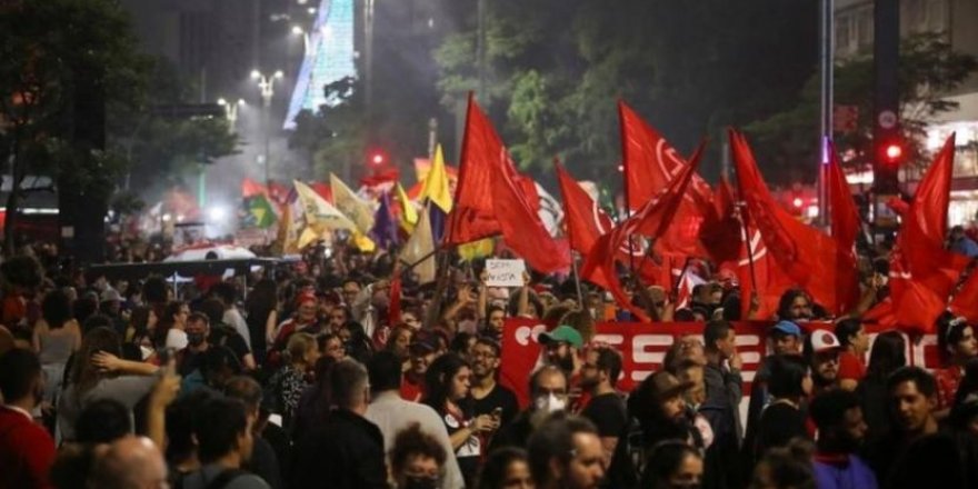Brezilya'da on binler, Bolsonaro yanlılarının Kongre baskınına karşı sokağa çıktı