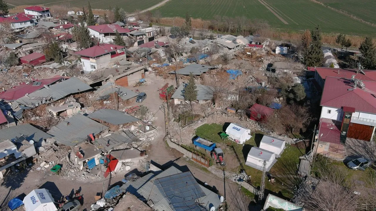Fay hattındaki köy: 55 evden geriye 3 ağır hasarlı ev kaldı...