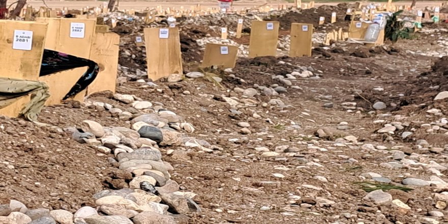 Gökçer Tahincioğlu: Şehir mezarlığı, soru işaretleri ve tahtadan mezar taşlarındaki tülbentler