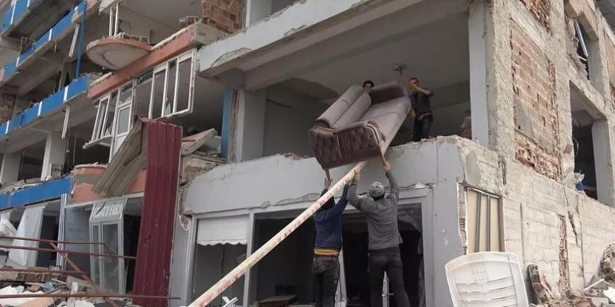 Deprem bölgesinde yeni bir sektör: Ağır hasarlı binadan eşya taşımak
