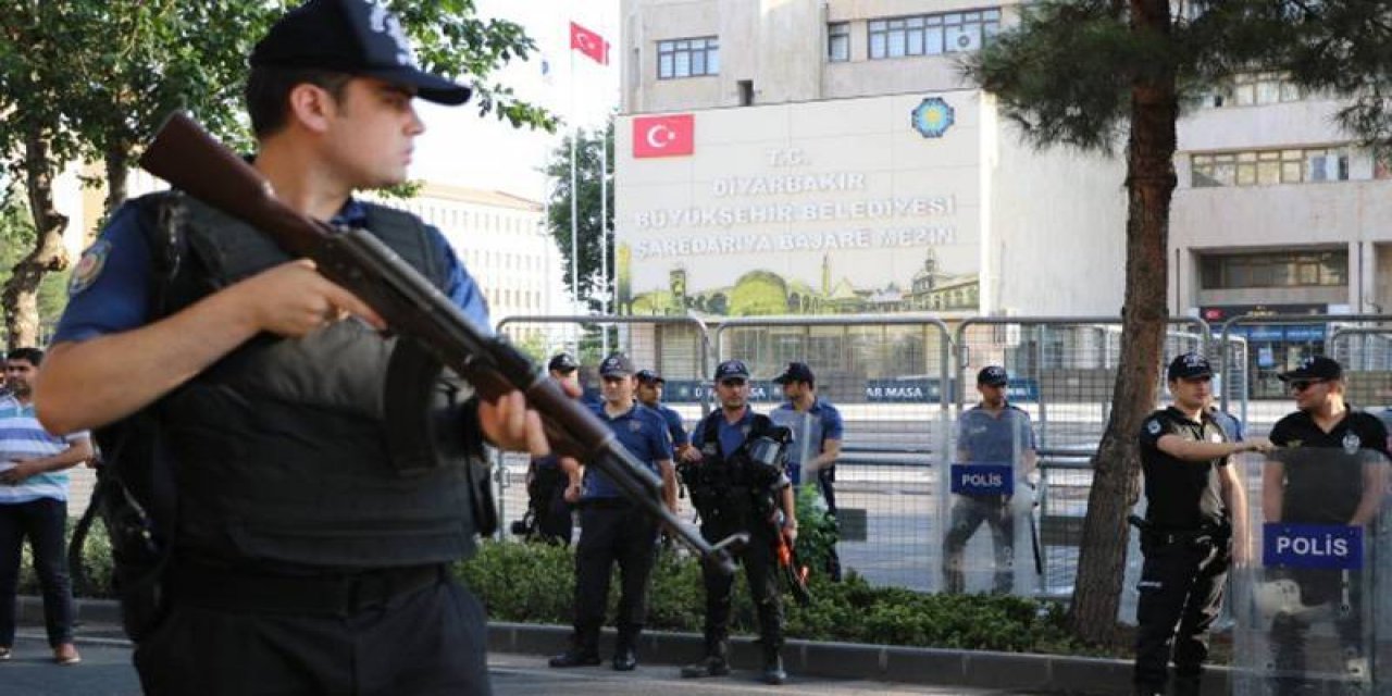 "İçişleri Bakanlığı, Diyarbakır’da kayyum yönetimindeki belediyelerde laptopları geçici toplattı" iddiası