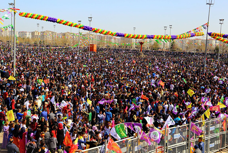 Newroz ateşi her yerde yakıldı!
