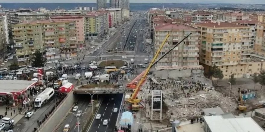 Diyarbakır’da depremde ağır hasar alan bina kontrollü yıkım bekliyor: Bazı caddeler dört aydır kapalı