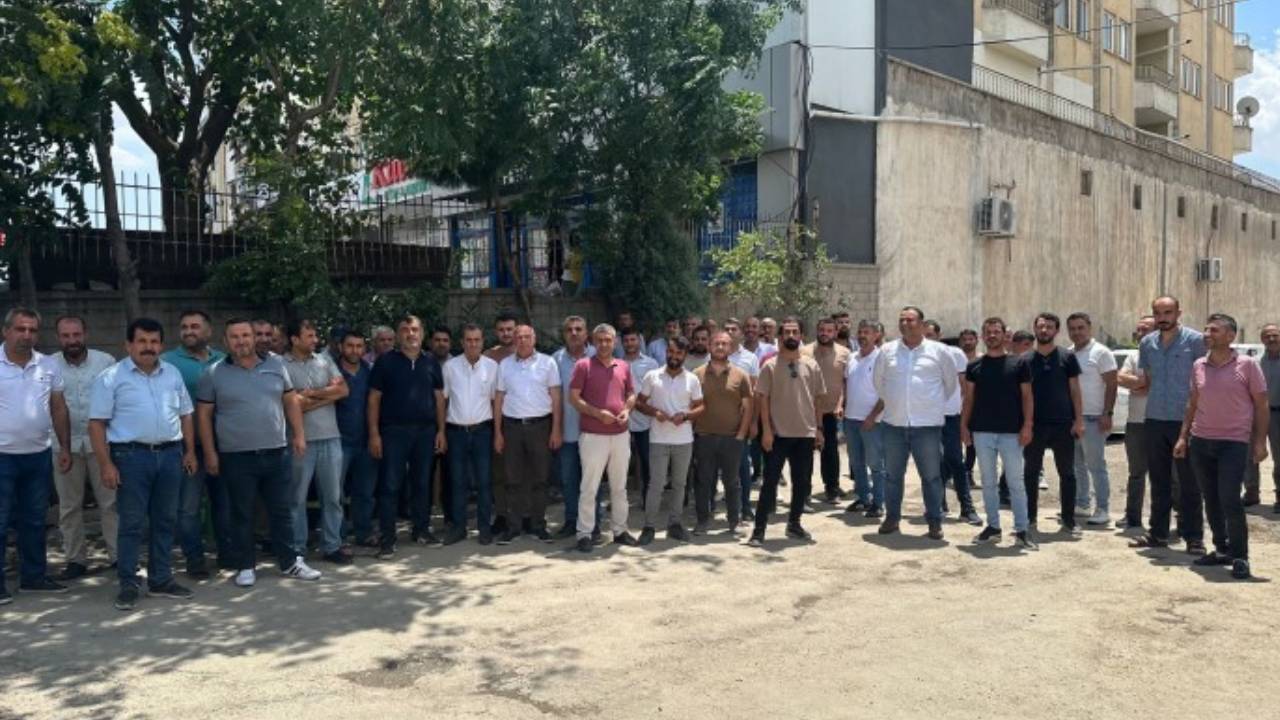 Kozluk Belediyesi işçileri iş bıraktı: 'Maaşlarımız 4 senedir kesintili yatırıyor'