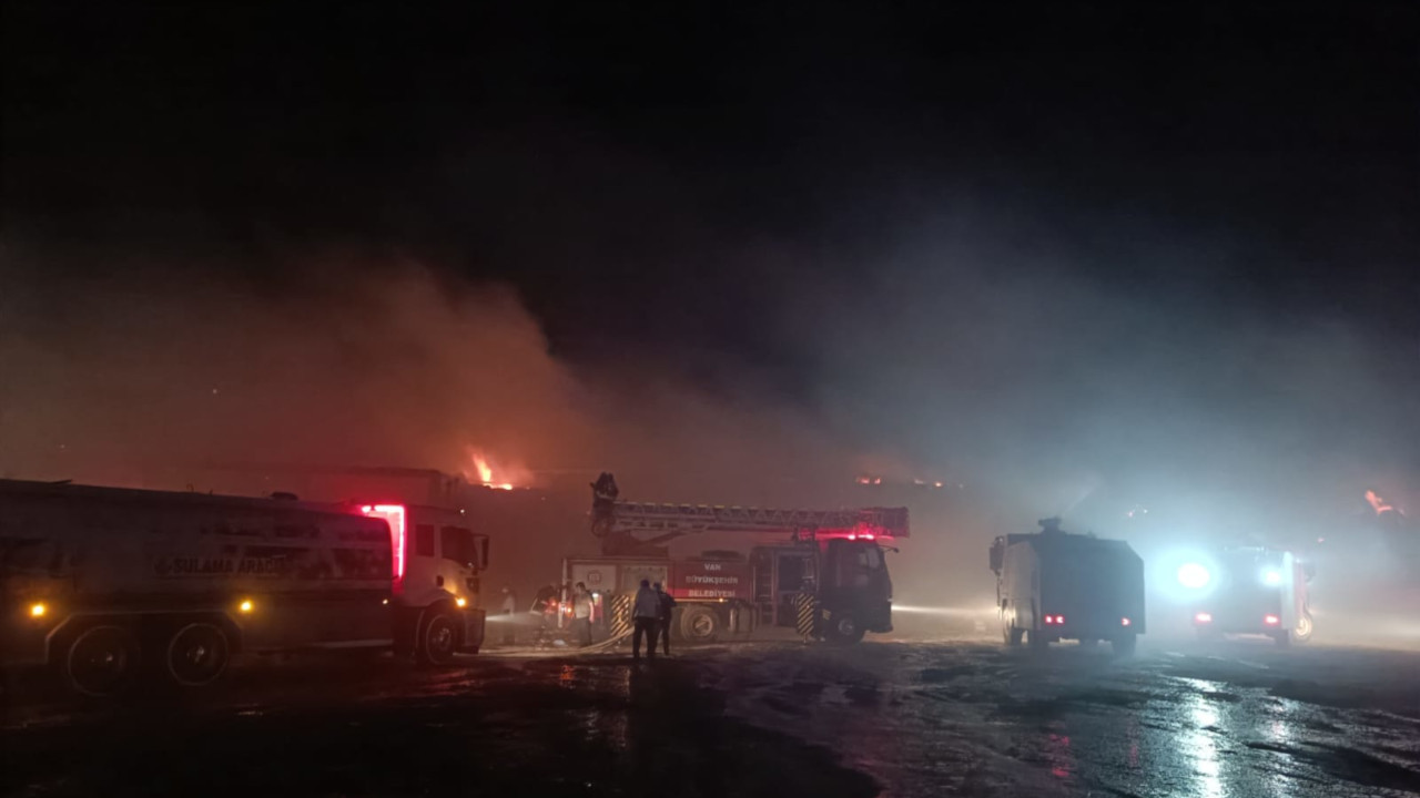 Van Saman Pazarı’nda yangın: En az 12 dükkan küle döndü