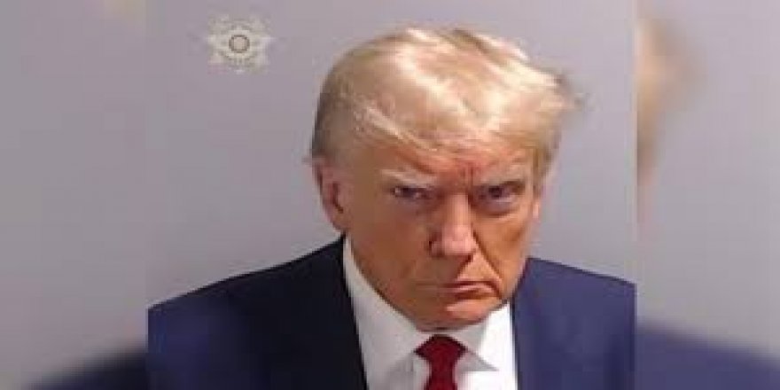Trump, teslim oldu: ABD'nin sabıka fotoğrafı çekilen ilk eski başkanı