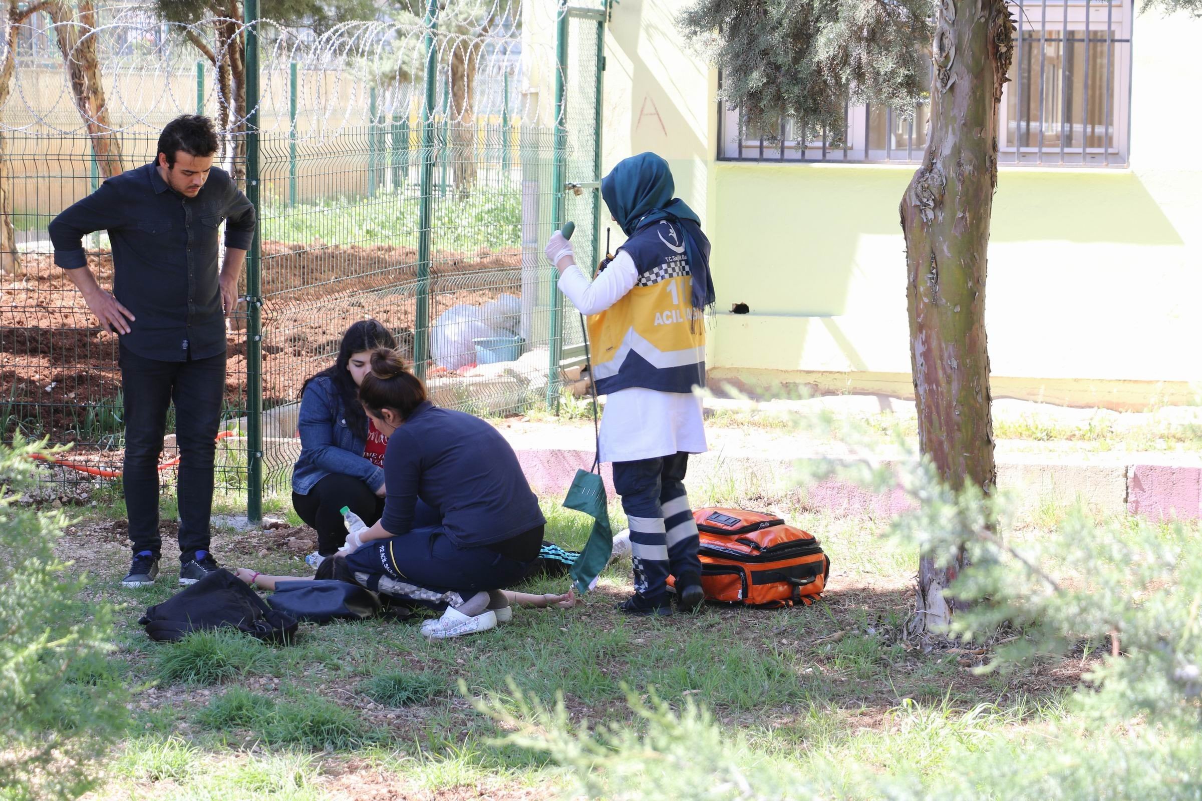 Diyarbakır'da liseli kız, okul getirdiği tabancayla önce başına sıktı sonra sınıfları gezdi...