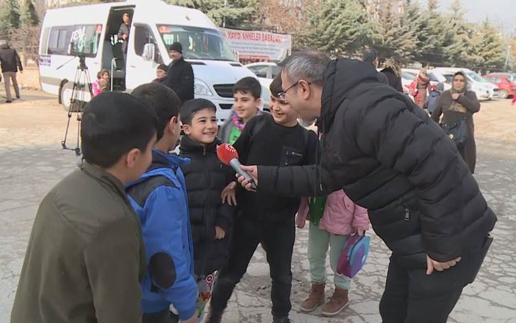 Öğrenciler ve aileleri Kürtçe dersi verilmesini istiyor ama okullarda engeller çıkıyor