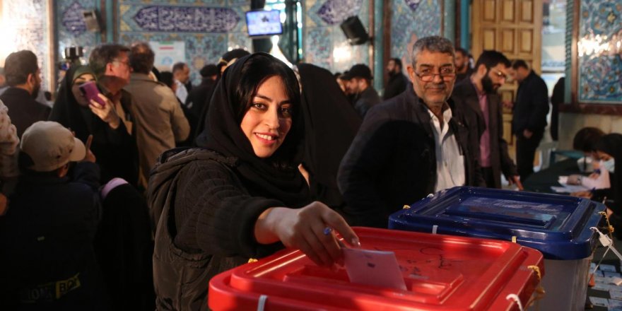 İran’da seçime katılım %41’de kalarak tarihin en düşük seviyesini gördü