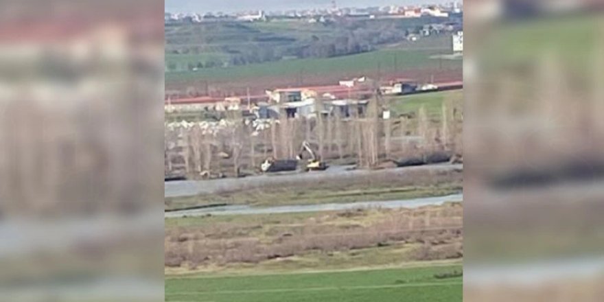 iş makineleri Dicle Nehri’nden kum çıkarıyor!