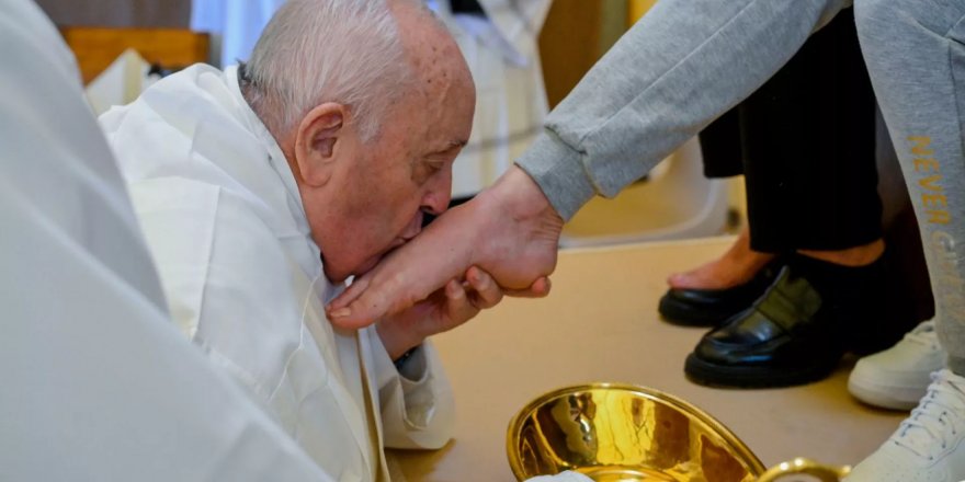 Papa Francis kadınların ayaklarını yıkadı, kuruladı ve öptü