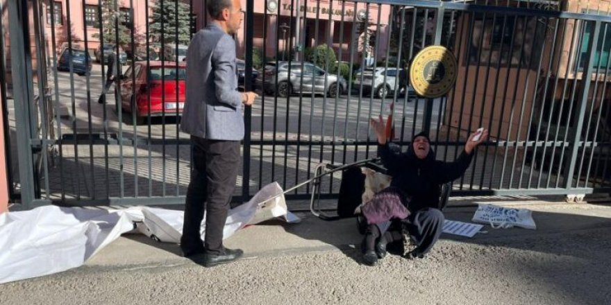 ‘Adalet’ pankartını söken görevliler Emine Şenyaşar’ı yere düşürdü